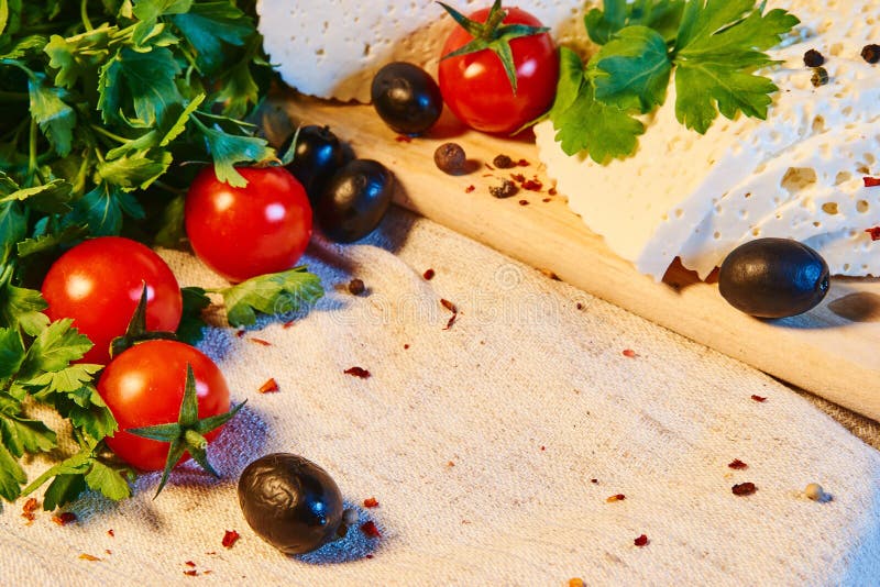 σπιτικό της Γεωργίας τυρί Imeretian σε έναν ξύλινο πίνακα, ντομάτες κερασιών, ξύλα καρυδιάς, σταφύλια, καρυκεύματα στοκ φωτογραφία με δικαίωμα ελεύθερης χρήσης σπιτικό της Γεωργίας τυρί Imeretian σε έναν ξύλινο πίνακα, ντομάτες κερασιών, ξύλα καρυδιάς, σταφύλια, καρυκεύματα στοκ φωτογραφία με δικαίωμα ελεύθερης χρήσης