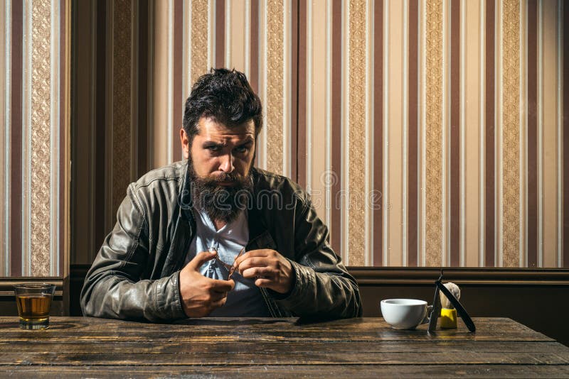 Ψαλίδι κουρέων και ευθύ κατάστημα κουρέων ξυραφιών Αρσενικός πελάτης που παίρνει το κούρεμα από τον κομμωτή Ιδέες για Barbershop στοκ εικόνα Ψαλίδι κουρέων και ευθύ κατάστημα κουρέων ξυραφιών Αρσενικός πελάτης που παίρνει το κούρεμα από τον κομμωτή Ιδέες για Barbershop στοκ εικόνα