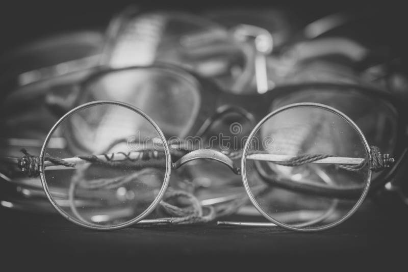 Τα αναδρομικά στρογγυλά θεάματα κλείνουν επάνω, μονοχρωματική επίδραση Σωρός γρατσουνισμένα και σπασμένα eyeglasses Επισκευή και στοκ φωτογραφίες με δικαίωμα ελεύθερης χρήσης Τα αναδρομικά στρογγυλά θεάματα κλείνουν επάνω, μονοχρωματική επίδραση Σωρός γρατσουνισμένα και σπασμένα eyeglasses Επισκευή και στοκ φωτογραφίες με δικαίωμα ελεύθερης χρήσης