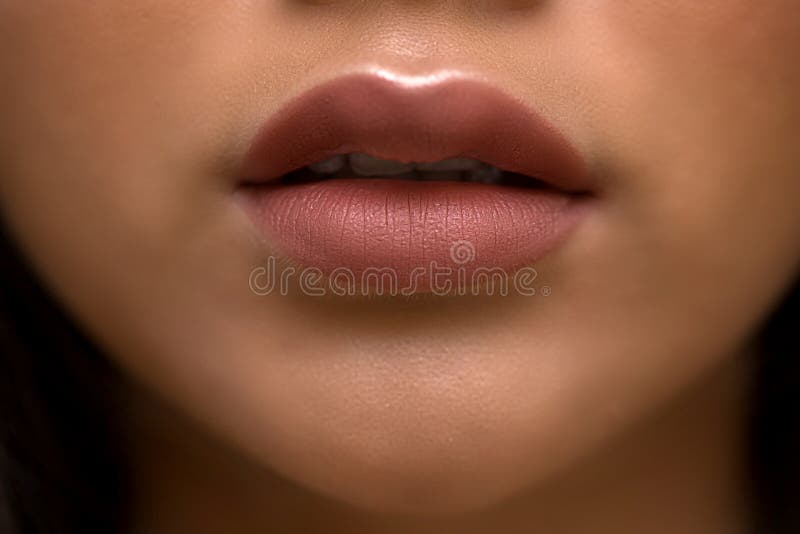 Τα καλλυντικά, makeup, είναι κραγιόν, μια Nude σκιά, ανοικτό καφέ ερμηνεία, κινηματογράφηση σε πρώτο πλάνο, κατά το ήμισυ ανοικτά στοκ φωτογραφίες με δικαίωμα ελεύθερης χρήσης Τα καλλυντικά, makeup, είναι κραγιόν, μια Nude σκιά, ανοικτό καφέ ερμηνεία, κινηματογράφηση σε πρώτο πλάνο, κατά το ήμισυ ανοικτά στοκ φωτογραφίες με δικαίωμα ελεύθερης χρήσης
