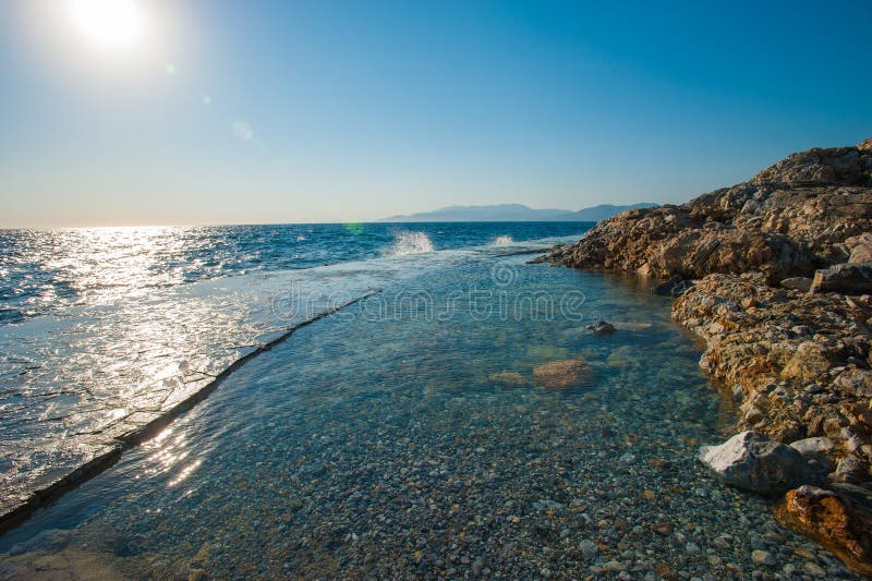 Τα κύματα χτυπούν τη σκληρή επιφάνεια των τσιμεντένιων πλακών στοκ εικόνες Τα κύματα χτυπούν τη σκληρή επιφάνεια των τσιμεντένιων πλακών στοκ εικόνες
