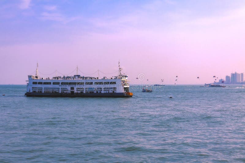 Ταϊλάνδη, Pattaya, 21 03 2013 το ασιατικό σκάφος πριγκηπισσών είναι ένα επιπλέον εστιατόριο θαλασσινών κοντά στην ακτή Pattaya, Τ στοκ φωτογραφία Ταϊλάνδη, Pattaya, 21 03 2013 το ασιατικό σκάφος πριγκηπισσών είναι ένα επιπλέον εστιατόριο θαλασσινών κοντά στην ακτή Pattaya, Τ στοκ φωτογραφία