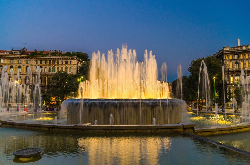 Τετράγωνο πηγών φωτισμού Fontana Di Piazza Castello, Μιλάνο, Ιταλία στοκ εικόνα Τετράγωνο πηγών φωτισμού Fontana Di Piazza Castello, Μιλάνο, Ιταλία στοκ εικόνα