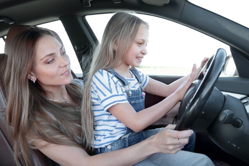 Το Mom της διδάσκει λίγη κόρη για να οδηγήσει στοκ φωτογραφίες με δικαίωμα ελεύθερης χρήσης Το Mom της διδάσκει λίγη κόρη για να οδηγήσει στοκ φωτογραφίες με δικαίωμα ελεύθερης χρήσης