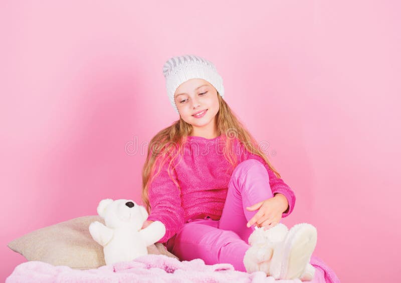 Το Teddy αντέχει βελτιώνει την ψυχολογική ευημερία Εύθυμη λαβή κοριτσιών παιδιών η μικρή teddy αντέχει το παιχνίδι βελούδου Χαριτ στοκ εικόνες Το Teddy αντέχει βελτιώνει την ψυχολογική ευημερία Εύθυμη λαβή κοριτσιών παιδιών η μικρή teddy αντέχει το παιχνίδι βελούδου Χαριτ στοκ εικόνες