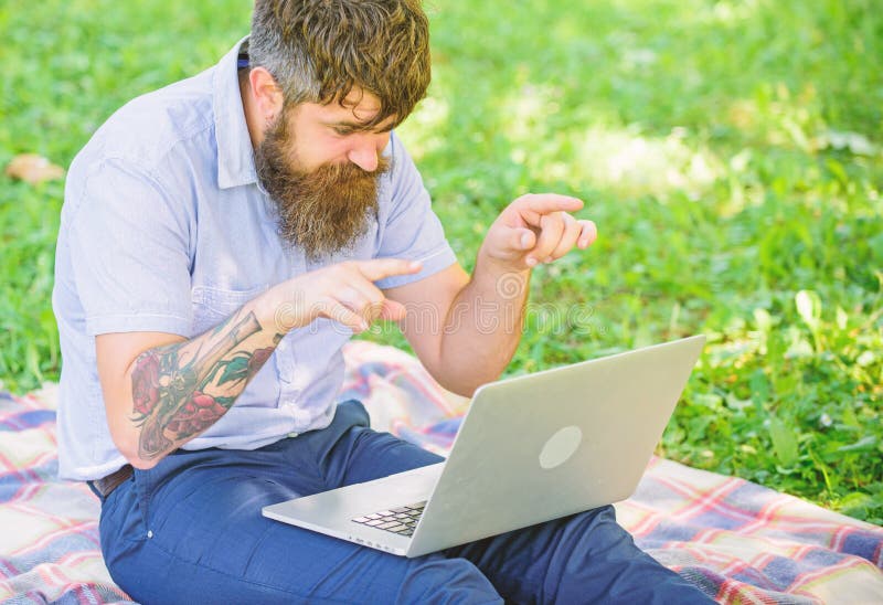 Το άτομο γενειοφόρο με το lap-top κάθεται το υπόβαθρο φύσης λιβαδιών Συγγραφέας που ψάχνει το περιβάλλον φύσης έμπνευσης Έμπνευση στοκ εικόνα Το άτομο γενειοφόρο με το lap-top κάθεται το υπόβαθρο φύσης λιβαδιών Συγγραφέας που ψάχνει το περιβάλλον φύσης έμπνευσης Έμπνευση στοκ εικόνα