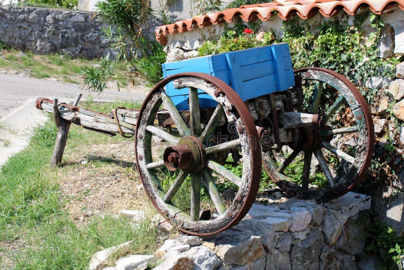 Το εκλεκτής ποιότητας αναδρομικό μέρος της ξύλινης μεταφοράς αλόγων με τα πλαίσια ροδών μετάλλων που χρησιμοποιούνται ως διακόσμη στοκ φωτογραφία Το εκλεκτής ποιότητας αναδρομικό μέρος της ξύλινης μεταφοράς αλόγων με τα πλαίσια ροδών μετάλλων που χρησιμοποιούνται ως διακόσμη στοκ φωτογραφία