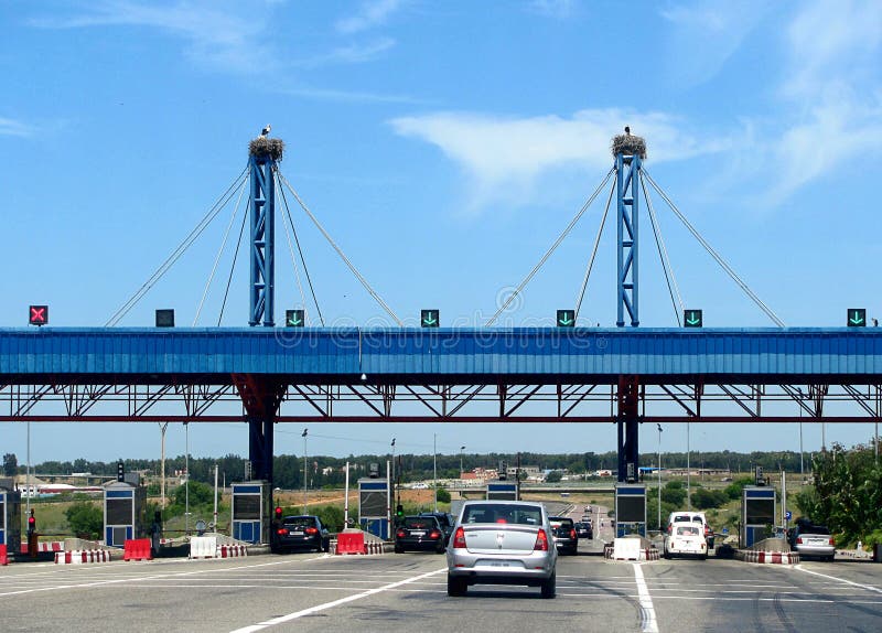 Το εργαλείο και οι πελαργοί εθνικών οδών τοποθετούνται στην κορυφή του στυλοβάτη στο Μαρόκο στοκ εικόνες Το εργαλείο και οι πελαργοί εθνικών οδών τοποθετούνται στην κορυφή του στυλοβάτη στο Μαρόκο στοκ εικόνες