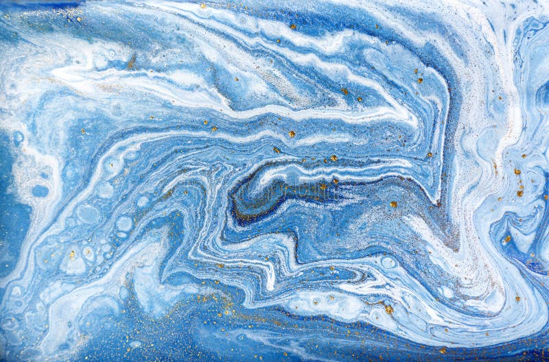 Το μπλε και άσπρο marbling σχέδιο με το χρυσό ακτινοβολεί Μαρμάρινη υγρή σύσταση στοκ φωτογραφίες