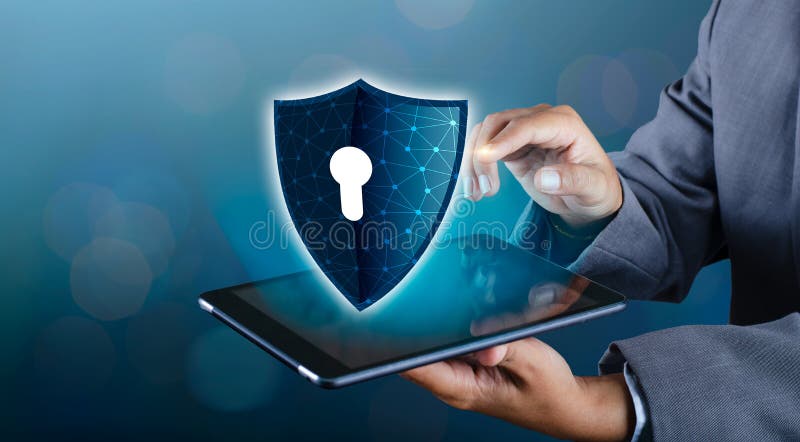 Το τηλέφωνο Smartphone Διαδικτύου ασπίδων προστατεύεται από τις επιθέσεις χάκερ, Τύπος Businesspeople αντιπυρικών ζωνών το προστα στοκ εικόνες Το τηλέφωνο Smartphone Διαδικτύου ασπίδων προστατεύεται από τις επιθέσεις χάκερ, Τύπος Businesspeople αντιπυρικών ζωνών το προστα στοκ εικόνες
