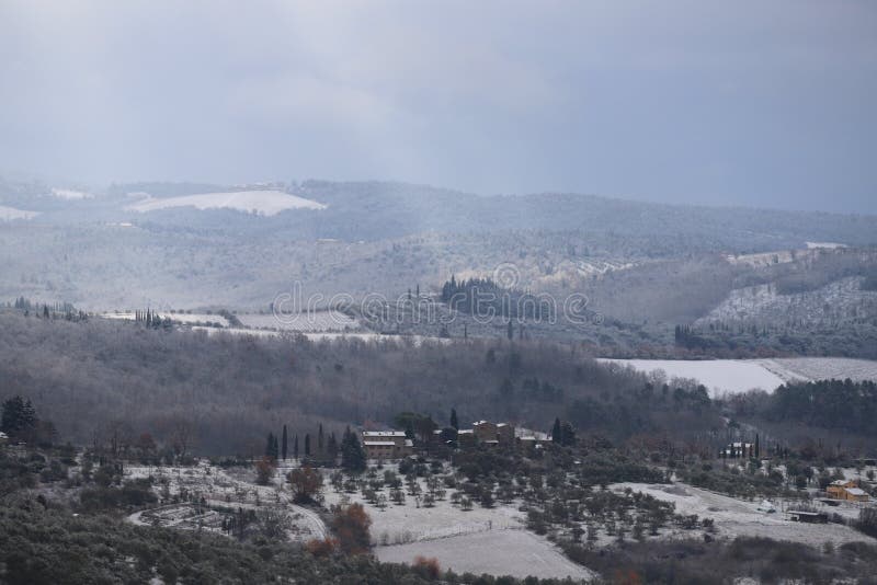 Το τοπίο Chianti στους Tuscan λόφους μετά από χειμερινές χιονοπτώσεις στοκ εικόνα Το τοπίο Chianti στους Tuscan λόφους μετά από χειμερινές χιονοπτώσεις στοκ εικόνα