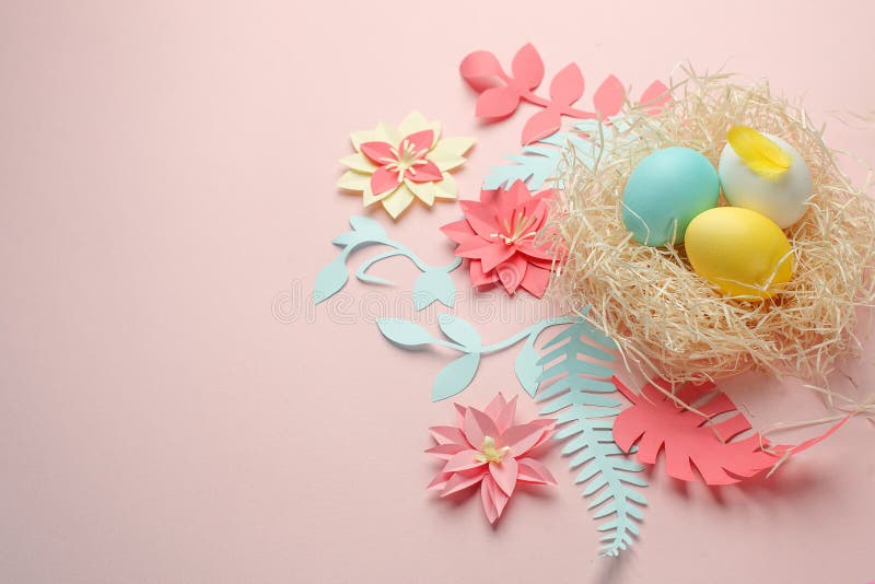 Το χρώμα Πάσχα εγγράφου Origami ανθίζει, αυγά στη φωλιά στο υπόβαθρο χρώματος, ευχετήρια κάρτα εστέρα, λουλούδι εγγράφου origami, στοκ εικόνα Το χρώμα Πάσχα εγγράφου Origami ανθίζει, αυγά στη φωλιά στο υπόβαθρο χρώματος, ευχετήρια κάρτα εστέρα, λουλούδι εγγράφου origami, στοκ εικόνα