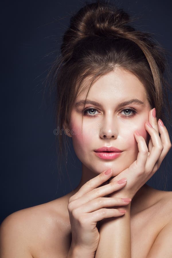 Το πρότυπο πορτρέτο Makeup ομορφιάς μόδας, ρόδινα καρφιά στίλβωση, χείλια γυναικών αποτελεί, ύφος τρίχας Dishevel στοκ φωτογραφία με δικαίωμα ελεύθερης χρήσης Το πρότυπο πορτρέτο Makeup ομορφιάς μόδας, ρόδινα καρφιά στίλβωση, χείλια γυναικών αποτελεί, ύφος τρίχας Dishevel στοκ φωτογραφία με δικαίωμα ελεύθερης χρήσης