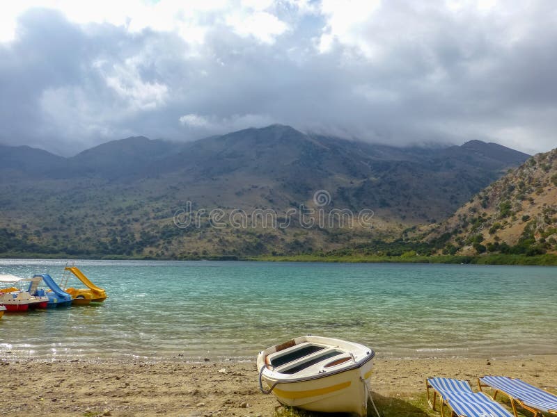 Του γλυκού νερού λίμνη Kournas με τον εξοπλισμό αναψυχής στην Κρήτη, Ελλάδα στοκ φωτογραφία με δικαίωμα ελεύθερης χρήσης Του γλυκού νερού λίμνη Kournas με τον εξοπλισμό αναψυχής στην Κρήτη, Ελλάδα στοκ φωτογραφία με δικαίωμα ελεύθερης χρήσης