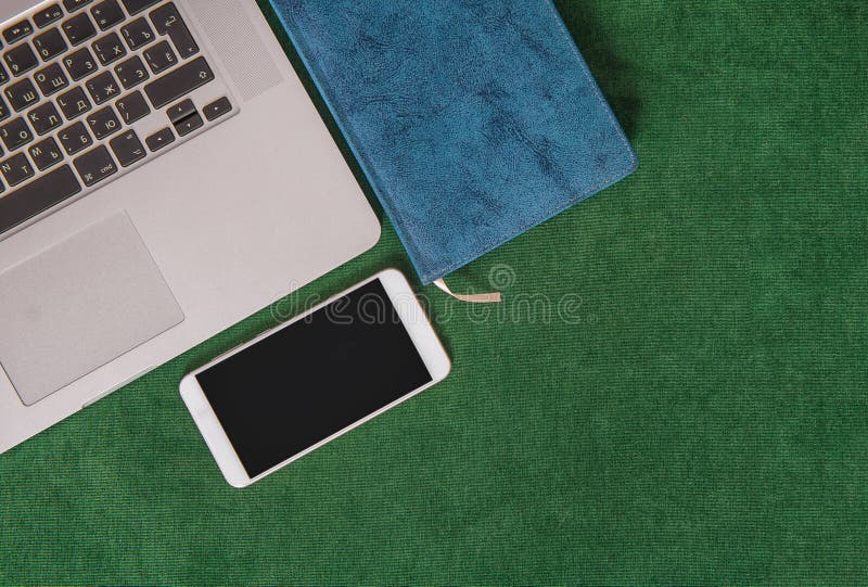 Τοπ άποψη με το lap-top, το σημειωματάριο και το smartphone Χλεύη επάνω για το σχέδιο στοκ εικόνες με δικαίωμα ελεύθερης χρήσης Τοπ άποψη με το lap-top, το σημειωματάριο και το smartphone Χλεύη επάνω για το σχέδιο στοκ εικόνες με δικαίωμα ελεύθερης χρήσης