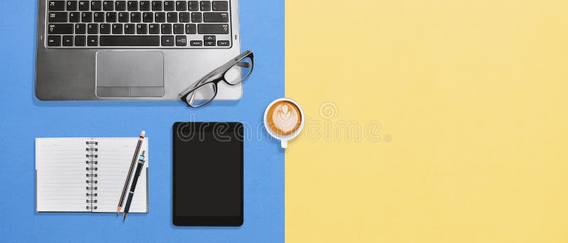 Τοπ γραφείο γραφείων άποψης με το lap-top, την ταμπλέτα, το κενούς σημειωματάριο και τον καφέ στο ζωηρόχρωμο υπόβαθρο στοκ φωτογραφίες Τοπ γραφείο γραφείων άποψης με το lap-top, την ταμπλέτα, το κενούς σημειωματάριο και τον καφέ στο ζωηρόχρωμο υπόβαθρο στοκ φωτογραφίες