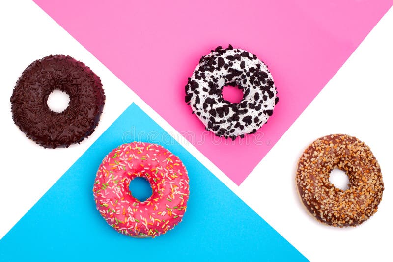 Τέσσερα διαφορετικά donuts στο πολύχρωμο υπόβαθρο στοκ εικόνα με δικαίωμα ελεύθερης χρήσης Τέσσερα διαφορετικά donuts στο πολύχρωμο υπόβαθρο στοκ εικόνα με δικαίωμα ελεύθερης χρήσης