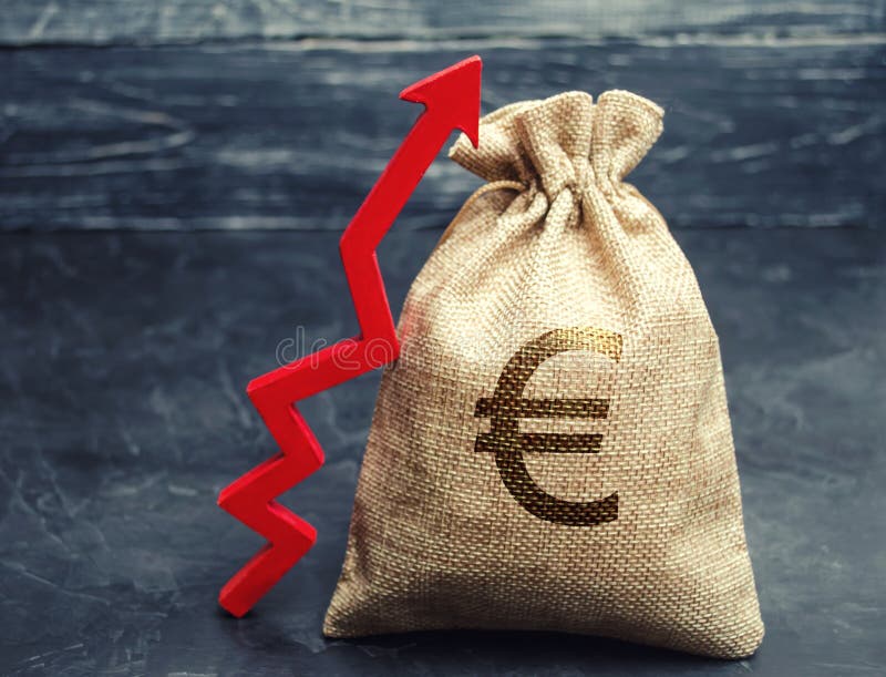Τσάντα χρημάτων με ένα ευρο- σημάδι και ένα κόκκινο ανοδικό βέλος Η έννοια της επιχείρησης και της χρηματοδότησης Αύξηση κέρδους στοκ εικόνα με δικαίωμα ελεύθερης χρήσης Τσάντα χρημάτων με ένα ευρο- σημάδι και ένα κόκκινο ανοδικό βέλος Η έννοια της επιχείρησης και της χρηματοδότησης Αύξηση κέρδους στοκ εικόνα με δικαίωμα ελεύθερης χρήσης