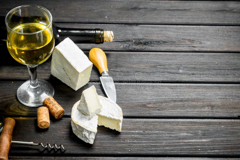 Τυρί της Brie με το άσπρο κρασί στοκ φωτογραφία με δικαίωμα ελεύθερης χρήσης Τυρί της Brie με το άσπρο κρασί στοκ φωτογραφία με δικαίωμα ελεύθερης χρήσης