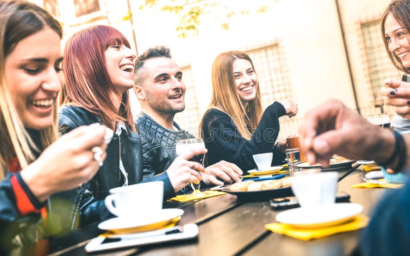 Φίλοι που πίνουν το cappuccino στο εστιατόριο καφέ - άνθρωποι Millenial που μιλούν και που έχουν τη διασκέδαση μαζί στην καφετέρι στοκ εικόνες Φίλοι που πίνουν το cappuccino στο εστιατόριο καφέ - άνθρωποι Millenial που μιλούν και που έχουν τη διασκέδαση μαζί στην καφετέρι στοκ εικόνες