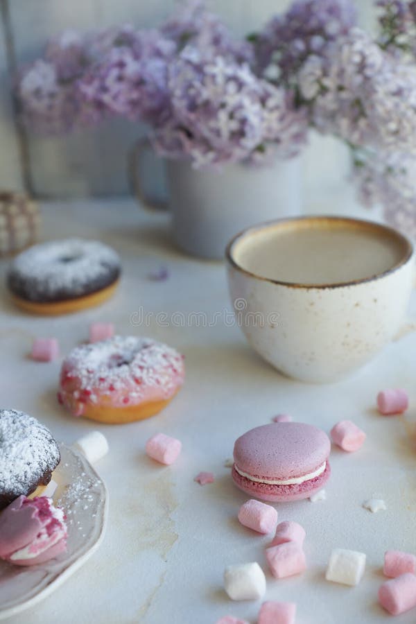 Φλυτζάνι του cappuccino, των φρέσκων ζωηρόχρωμων donuts, της φράουλας macarons και της ανθοδέσμης της πασχαλιάς στον άσπρο μαρμάρ στοκ φωτογραφίες με δικαίωμα ελεύθερης χρήσης Φλυτζάνι του cappuccino, των φρέσκων ζωηρόχρωμων donuts, της φράουλας macarons και της ανθοδέσμης της πασχαλιάς στον άσπρο μαρμάρ στοκ φωτογραφίες με δικαίωμα ελεύθερης χρήσης