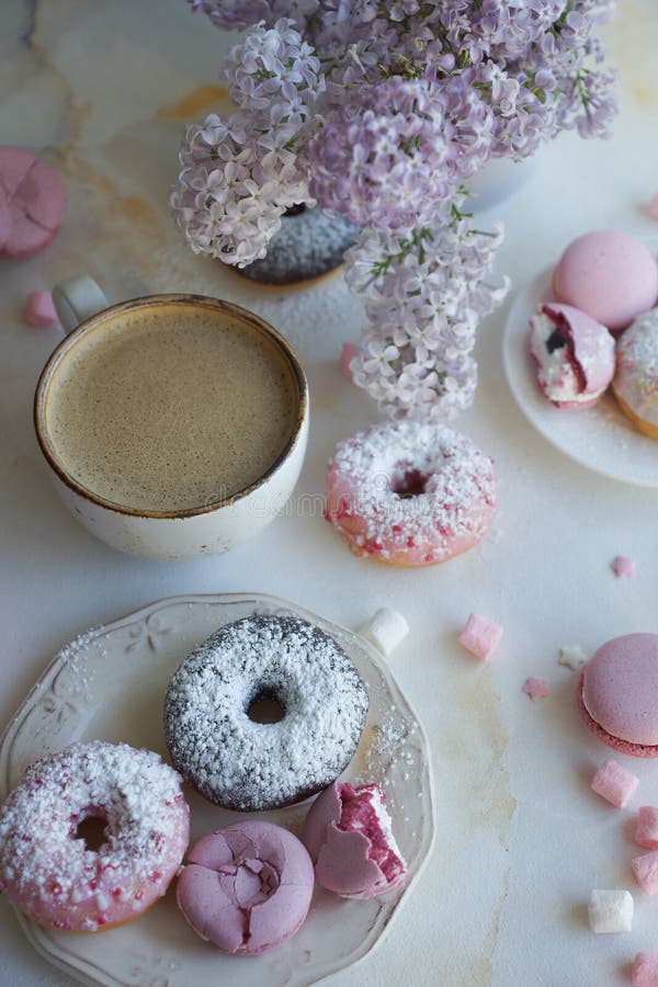 Φλυτζάνι του cappuccino, των φρέσκων ζωηρόχρωμων donuts, της φράουλας macarons και της ανθοδέσμης της πασχαλιάς στον άσπρο μαρμάρ στοκ φωτογραφία με δικαίωμα ελεύθερης χρήσης Φλυτζάνι του cappuccino, των φρέσκων ζωηρόχρωμων donuts, της φράουλας macarons και της ανθοδέσμης της πασχαλιάς στον άσπρο μαρμάρ στοκ φωτογραφία με δικαίωμα ελεύθερης χρήσης