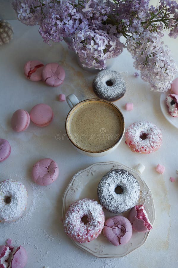 Φλυτζάνι του cappuccino, των φρέσκων ζωηρόχρωμων donuts, της φράουλας macarons και της ανθοδέσμης της πασχαλιάς στον άσπρο μαρμάρ στοκ φωτογραφίες με δικαίωμα ελεύθερης χρήσης Φλυτζάνι του cappuccino, των φρέσκων ζωηρόχρωμων donuts, της φράουλας macarons και της ανθοδέσμης της πασχαλιάς στον άσπρο μαρμάρ στοκ φωτογραφίες με δικαίωμα ελεύθερης χρήσης