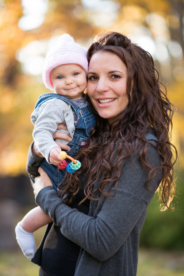 Χαμογελώντας μωρό εκμετάλλευσης Mom στοκ φωτογραφία με δικαίωμα ελεύθερης χρήσης Χαμογελώντας μωρό εκμετάλλευσης Mom στοκ φωτογραφία με δικαίωμα ελεύθερης χρήσης