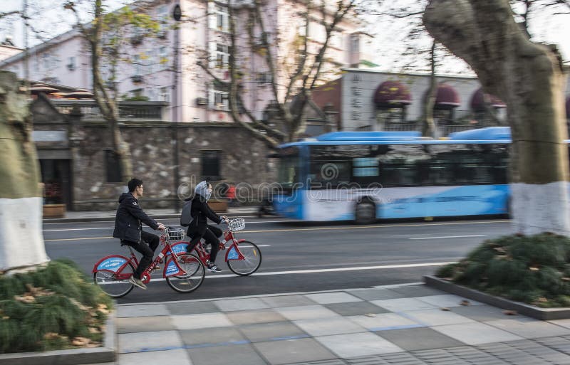 Χαράζοντας τους νεαρούς άνδρες και τις γυναίκες που οδηγούν τα δημόσια ποδήλατα, οι σαφείς άνδρες και γυναίκες, θόλωσαν το υπόβαθ στοκ εικόνες με δικαίωμα ελεύθερης χρήσης Χαράζοντας τους νεαρούς άνδρες και τις γυναίκες που οδηγούν τα δημόσια ποδήλατα, οι σαφείς άνδρες και γυναίκες, θόλωσαν το υπόβαθ στοκ εικόνες με δικαίωμα ελεύθερης χρήσης