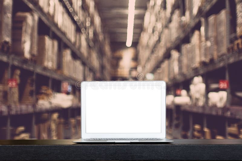 Χλεύη επάνω του σύγχρονου υπολογιστή ή του lap-top με την κενή οθόνη στον πίνακα με τα θολωμένα κιβώτια στις σειρές των ραφιών στ στοκ εικόνες Χλεύη επάνω του σύγχρονου υπολογιστή ή του lap-top με την κενή οθόνη στον πίνακα με τα θολωμένα κιβώτια στις σειρές των ραφιών στ στοκ εικόνες