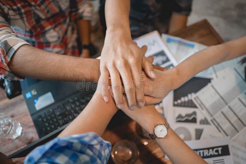 Χέρι επιχειρησιακής ομαδικής εργασίας από κοινού Άνθρωποι επιτυχίας που συναντούν την εργασία ομάδας στην αρχή Ισχυρός συνέταιρος στοκ φωτογραφίες με δικαίωμα ελεύθερης χρήσης Χέρι επιχειρησιακής ομαδικής εργασίας από κοινού Άνθρωποι επιτυχίας που συναντούν την εργασία ομάδας στην αρχή Ισχυρός συνέταιρος στοκ φωτογραφίες με δικαίωμα ελεύθερης χρήσης