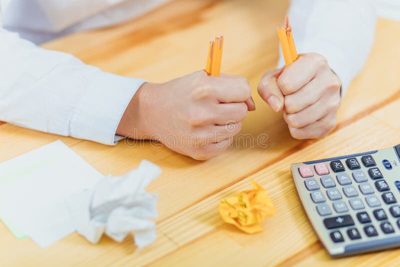 Χέρι με το σπασμένο μολύβι και το τσαλακωμένο έγγραφο Επιχειρησιακές απογοητεύσεις, πίεση εργασίας και αποτυχημένη έννοια διαγωνι στοκ φωτογραφία με δικαίωμα ελεύθερης χρήσης Χέρι με το σπασμένο μολύβι και το τσαλακωμένο έγγραφο Επιχειρησιακές απογοητεύσεις, πίεση εργασίας και αποτυχημένη έννοια διαγωνι στοκ φωτογραφία με δικαίωμα ελεύθερης χρήσης