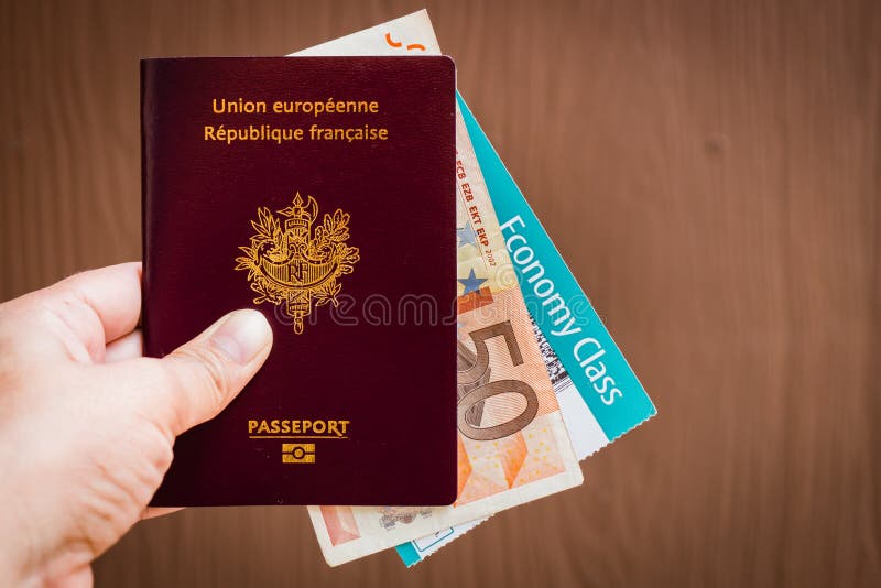 Χέρι που κρατά ένα γαλλικό διαβατήριο στοκ φωτογραφία με δικαίωμα ελεύθερης χρήσης Χέρι που κρατά ένα γαλλικό διαβατήριο στοκ φωτογραφία με δικαίωμα ελεύθερης χρήσης