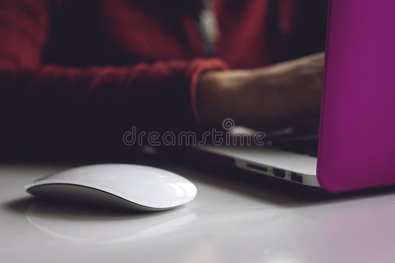 Χέρια ατόμων που λειτουργούν στο σύγχρονο lap-top Αναπτυσσόμενος τον προγραμματισμό και κωδικοποιώντας τις τεχνολογίες Σχέδιο ιστ στοκ εικόνες Χέρια ατόμων που λειτουργούν στο σύγχρονο lap-top Αναπτυσσόμενος τον προγραμματισμό και κωδικοποιώντας τις τεχνολογίες Σχέδιο ιστ στοκ εικόνες