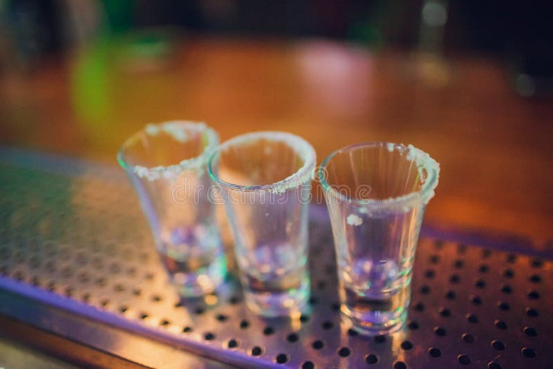 Χρυσό μεξικάνικο tequila με τον ασβέστη και το άλας στοκ φωτογραφία Χρυσό μεξικάνικο tequila με τον ασβέστη και το άλας στοκ φωτογραφία
