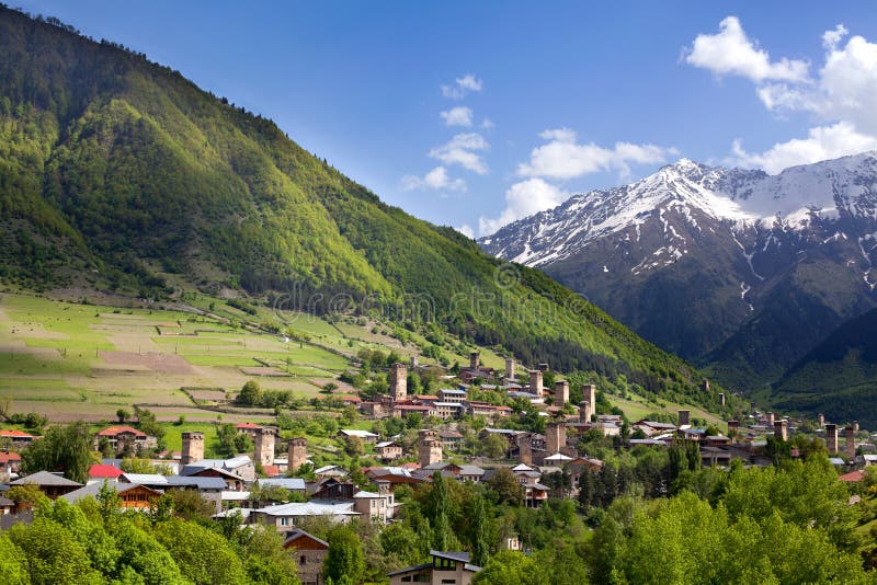 Χωριό Ushguli στη Γεωργία, περιοχή Svaneti, αρχαίοι πύργοι υψηλά καυκάσια βουνά στα πράσινα λόφων, αιχμές βουνών στο χιόνι στοκ εικόνα με δικαίωμα ελεύθερης χρήσης Χωριό Ushguli στη Γεωργία, περιοχή Svaneti, αρχαίοι πύργοι υψηλά καυκάσια βουνά στα πράσινα λόφων, αιχμές βουνών στο χιόνι στοκ εικόνα με δικαίωμα ελεύθερης χρήσης