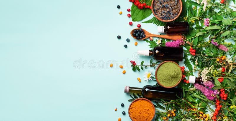 Υγιή έξοχα τρόφιμα, μούρα, turmeric, spirulina, ωμέγα όξινες κάψες, συμπλήρωμα βιταμίνης C, ιατρικά χορτάρια και καρυκεύματα στο στοκ εικόνες με δικαίωμα ελεύθερης χρήσης Υγιή έξοχα τρόφιμα, μούρα, turmeric, spirulina, ωμέγα όξινες κάψες, συμπλήρωμα βιταμίνης C, ιατρικά χορτάρια και καρυκεύματα στο στοκ εικόνες με δικαίωμα ελεύθερης χρήσης