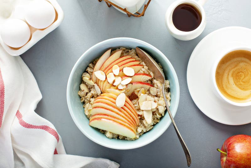 Υγιές oatmeal με το τεμαχισμένα μήλο και τα αμύγδαλα στοκ φωτογραφία με δικαίωμα ελεύθερης χρήσης