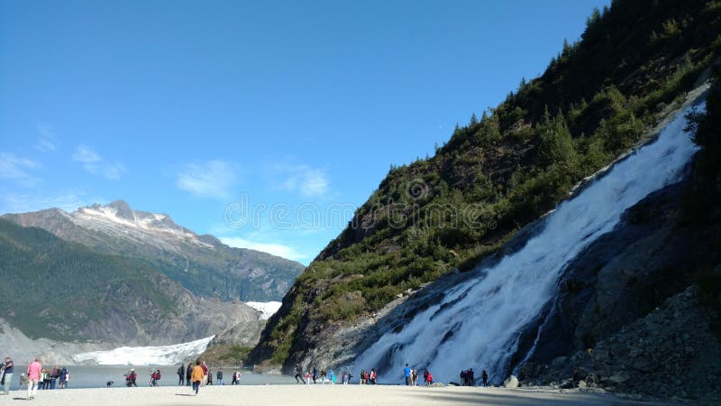 Παγετώνας Mendenhall σε Juneau Αλάσκα Μεγάλος παγετώνας που γλιστρά σε μια λίμνη με έναν καταρράκτη εκτός από το Πολύ δημοφιλής σ στοκ εικόνα Παγετώνας Mendenhall σε Juneau Αλάσκα Μεγάλος παγετώνας που γλιστρά σε μια λίμνη με έναν καταρράκτη εκτός από το Πολύ δημοφιλής σ στοκ εικόνα