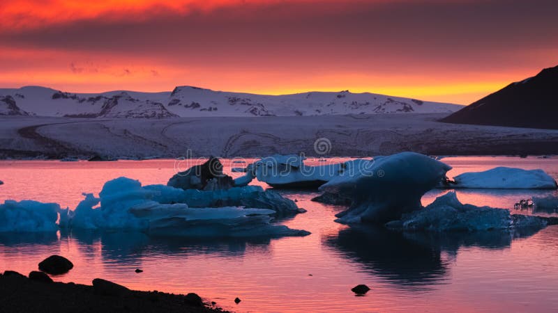 Παγόβουνα στην παγετώδη λιμνοθάλασσα Jokulsarlon στοκ εικόνες με δικαίωμα ελεύθερης χρήσης Παγόβουνα στην παγετώδη λιμνοθάλασσα Jokulsarlon στοκ εικόνες με δικαίωμα ελεύθερης χρήσης