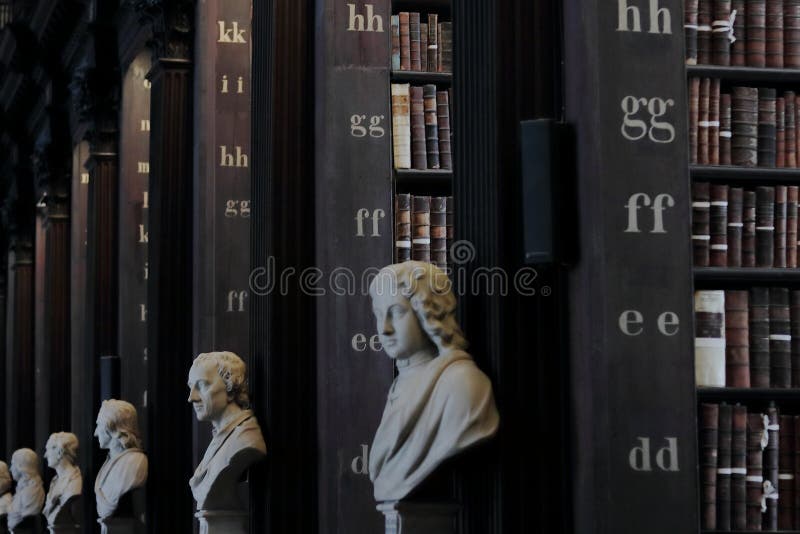 Παλαιά βιβλιοθήκη με τα ιστορικά βιβλία και τα γλυπτά στοκ εικόνες με δικαίωμα ελεύθερης χρήσης Παλαιά βιβλιοθήκη με τα ιστορικά βιβλία και τα γλυπτά στοκ εικόνες με δικαίωμα ελεύθερης χρήσης