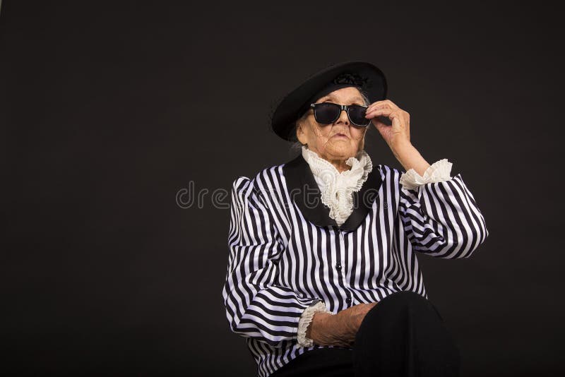 Παλαιό grandma σε ένα άσπρος-μαύρο ριγωτό σακάκι στοκ φωτογραφία με δικαίωμα ελεύθερης χρήσης