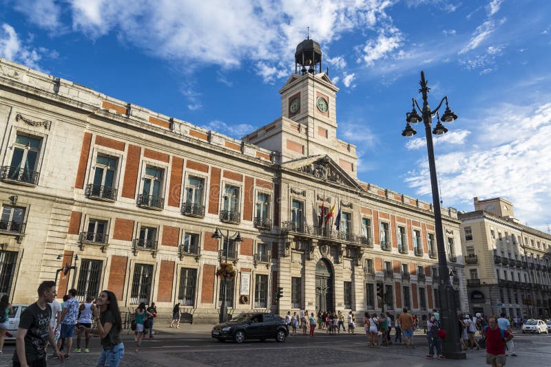 Παλαιό βασιλικό κτήριο ταχυδρομείου, Puerta del Sol, Μαδρίτη, Ισπανία στοκ εικόνα με δικαίωμα ελεύθερης χρήσης Παλαιό βασιλικό κτήριο ταχυδρομείου, Puerta del Sol, Μαδρίτη, Ισπανία στοκ εικόνα με δικαίωμα ελεύθερης χρήσης
