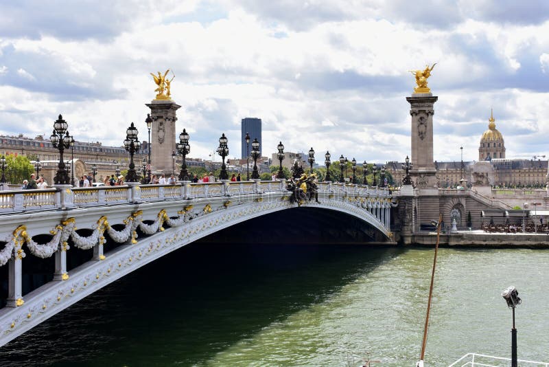 Παρίσι, Γαλλία, στις 11 Αυγούστου 2018 Pont Alexandre ΙΙΙ, Invalides και ποταμός του Σηκουάνα στοκ εικόνα με δικαίωμα ελεύθερης χρήσης Παρίσι, Γαλλία, στις 11 Αυγούστου 2018 Pont Alexandre ΙΙΙ, Invalides και ποταμός του Σηκουάνα στοκ εικόνα με δικαίωμα ελεύθερης χρήσης