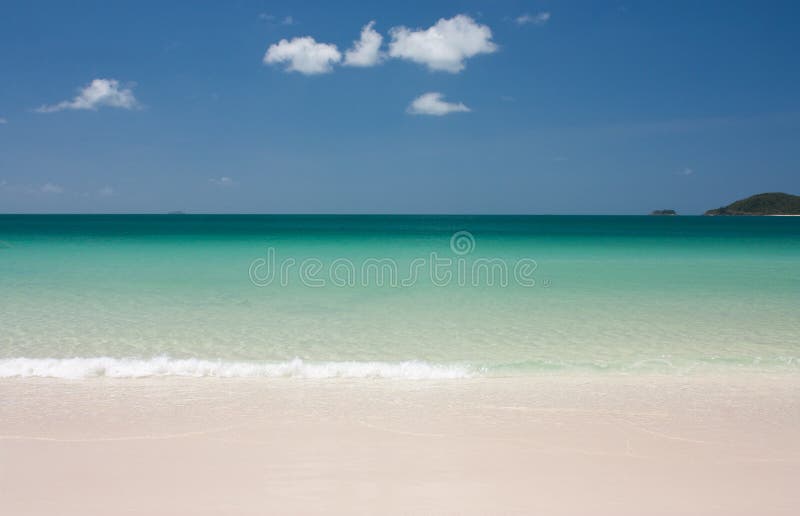 Παραλία, θάλασσα και ουρανός Whitehaven στο Whitsundays στην Αυστραλία στοκ φωτογραφία με δικαίωμα ελεύθερης χρήσης Παραλία, θάλασσα και ουρανός Whitehaven στο Whitsundays στην Αυστραλία στοκ φωτογραφία με δικαίωμα ελεύθερης χρήσης