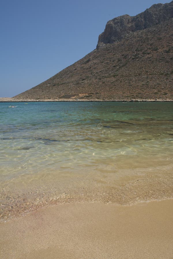 Παραλία του Σταύρος στο νησί της Κρήτης, Ελλάδα Διάσημη παραλία με το κρύσταλλο - καθαρίστε το νερό και τη ρόδινη άμμο στοκ εικόνα με δικαίωμα ελεύθερης χρήσης Παραλία του Σταύρος στο νησί της Κρήτης, Ελλάδα Διάσημη παραλία με το κρύσταλλο - καθαρίστε το νερό και τη ρόδινη άμμο στοκ εικόνα με δικαίωμα ελεύθερης χρήσης