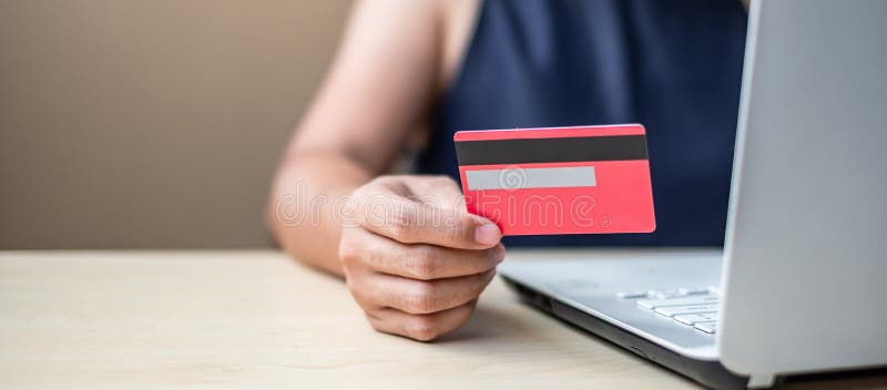 Πιστωτική κάρτα εκμετάλλευσης επιχειρηματιών για on-line να ψωνίσει κάνοντας τις διαταγές μέσω του Διαδικτύου επιχείρηση, τεχνολο στοκ φωτογραφία Πιστωτική κάρτα εκμετάλλευσης επιχειρηματιών για on-line να ψωνίσει κάνοντας τις διαταγές μέσω του Διαδικτύου επιχείρηση, τεχνολο στοκ φωτογραφία