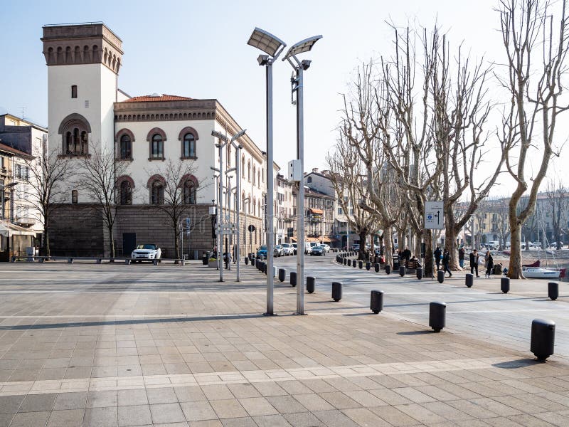 Πλατεία Mario Cermenati στην πόλη Lecco στοκ εικόνα με δικαίωμα ελεύθερης χρήσης Πλατεία Mario Cermenati στην πόλη Lecco στοκ εικόνα με δικαίωμα ελεύθερης χρήσης
