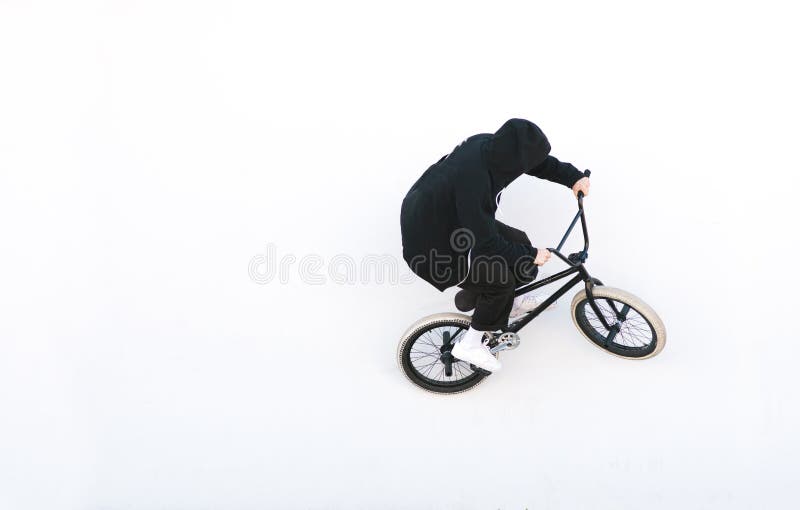 Ποδηλάτης Bmx στους σκοτεινούς γύρους ενδυμάτων σε ένα άσπρο υπόβαθρο Αναβάτης ποδηλάτων στο ποδήλατο bmx που απομονώνεται στο άσ στοκ εικόνες Ποδηλάτης Bmx στους σκοτεινούς γύρους ενδυμάτων σε ένα άσπρο υπόβαθρο Αναβάτης ποδηλάτων στο ποδήλατο bmx που απομονώνεται στο άσ στοκ εικόνες