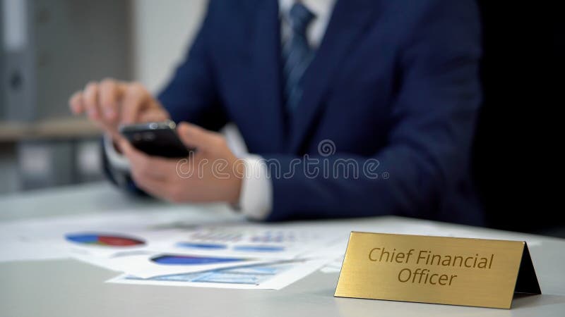 Πολυάσχολος Διευθυντής Οικονομικών της επιχείρησης που χρησιμοποιεί κινητό app, που εργάζεται στην έκθεση, φωτογραφία αποθεμάτων
